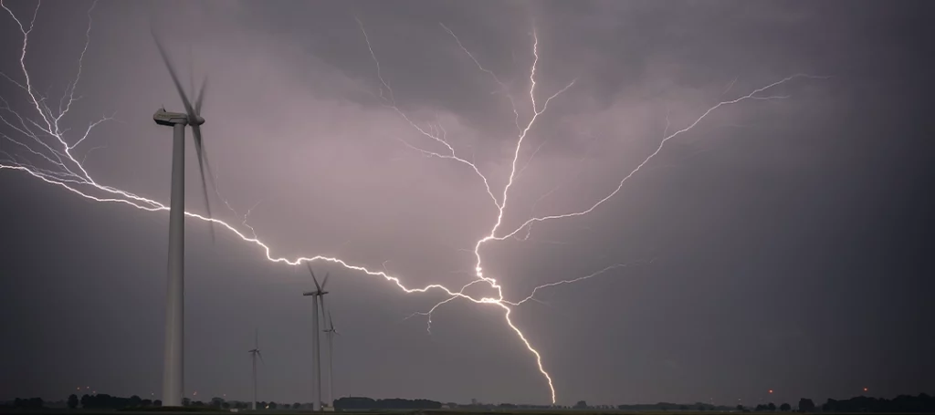 wind-turbine-lightning-risk